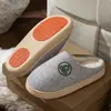 Pantuflas de algodón retro con bordado de hojas para mujer, con forro de felpa para abrigar, suela antideslizante y baja abrasión, lo que las hace cómodas para uso en interiores y en casa durante el invierno.