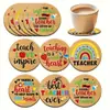Los nuevos posavasos de madera de Amazon son posavasos redondos antideslizantes para café con un patrón de gato navideño, hechos de artesanía de madera.