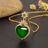 Venta en vivo Colgante de ágata con forma de corazón de amor con incrustaciones de calcedonia verde esmeralda, collar atmosférico de lujo nuevo de alta gama