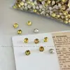 Pedras de strass para manicure douradas, modernas e deslumbrantes, apresentando designs de floco de neve, estrela de cinco pontas e cristal de vidro redondo com base pontiaguda, usadas como acessórios decorativos