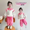 Conjunto rosa estilo coreano para niñas con cuello de volantes y detalles de gotas de lluvia, nueva colección primavera/otoño 2026, conjunto de dos piezas de moda para niñas pequeñas