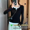 Camiseta feminina preta de manga longa, gola V, ombro normal, com visual de duas peças, adequada para primavera e outono, modelagem justa e valoriza a silhueta, uma blusa de malha chic para usar por baixo.