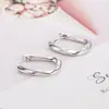 Pendientes dorados geométricos en forma de U para mujer Diseño de nicho Sensación de alta gama Aretes de botón Temperamento simple Estilo frío Pendiente de moda 2022