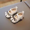 Sapatos de Princesa para Bebê Menina com Laço e Solado Macio 2024 Verão Novo Sapatos Pequenos de Couro Respiráveis Sapatos Fofos para Crianças Pequenas