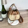 Bolsa de Mão Estilo Balde de Luxo Feminina 2026 Inverno Nova Moda Bolsa de Ombro Simples Nicho Tendência Casual Bolsa Feminina