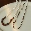 Moderna y versátil cadena hecha a mano de perlas naturales y sándalo de seda dorada, uso en capas vintage, joyería de alta gama elegante y lujosa para mujeres