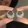 Hebilla de oreja de círculo hueco con bobinado único estilo frío simple y de moda pendientes de mujer de alta gama 2025 moda