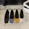 Sapatilhas de Design de Nicho com Tira Cruzada para Mulheres 2025 Novos Sapatos Mary Jane de Cetim com Bico Quadrado e Aumento de Altura Oculto