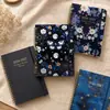 Caderno A5 pautado 2026-2027 planejador semanal em inglês transfronteiriço com padrão de estrelas e floral, design simples, logotipo personalizável