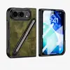 Adecuado para iPhone Duo, este estuche para teléfono presenta un patrón de camuflaje, una ranura para bolígrafo y un protector de pantalla integrado, proporcionando protección completa contra caídas y arañazos.