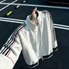 Sudadera cárdigan deportiva a rayas estilo americano para hombre, colección de otoño, diseño deconstruido de peso pesado, corte de hombro regular, chaqueta de béisbol de tres rayas