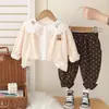 Conjunto de Niña para Principios de Otoño Moda Nuevo Estilo Elegante Infantil Elegante Cárdigan Conjunto de Tres Piezas Moda Ropa de Bebé Dropshipping