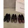 Sapatos baixos estilo francês para mulheres, novo modelo primavera 2026, adequados para combinar com saias, sapatos Mary Jane pequenos de couro, estilo delicado, sapatos vermelhos para noite