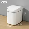 Papelera de escritorio de plástico con tapa abatible, mini papelera pequeña para uso doméstico, papelera creativa de estilo europeo para la sala de estar con tapa