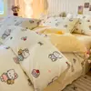 Juego de ropa de cama de cuatro piezas de terciopelo de leche de doble cara con dibujos animados, funda de edredón gruesa de invierno de franela y vellón de coral, y juego de sábanas de franela de tres piezas