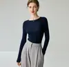 Nuevo suéter de punto fino de imitación de lana pura para mujer, estilo minimalista de primavera, cuello de una línea, jersey de punto fino ajustado, prendas de punto finas para interior que estilizan.