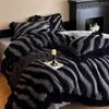Conjunto de cama de quatro peças em veludo de leite estilo retrô francês, espessado e quente para o inverno, com acabamento em renda, capa de edredom e lençol de flanela de coral