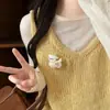 Lindo broche de cordero de tela de dibujos animados para mujer, nuevo diseño 2026, divertido pin para suéter, sujetador decorativo
