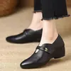 Zapatos Individuales de Cuero Suave Estilo Retro Francés de Tacón Bajo para Mujer 2026 Nuevo Otoño Punta Redonda Boca Baja Zapatos Pequeños de Cuero Slip-on Zapatos de Abuela