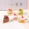 Accesorios de Resina Juguetes de Comida de Dibujos Animados Pan de Fresa Simulado Pegatinas para Funda de Teléfono Pegamento de Crema Pegatinas para Refrigerador Materiales