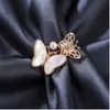Elegante y Grácil Broche Mariposa de Concha, un Símbolo de Transformación, Accesorio de Alta Gama para Trajes, Abrigos y Vestidos de Mujer