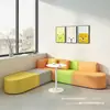 Oficina, guardería, vestíbulo de institución de formación, área de ocio y descanso, recepción, juego de sofá y mesa de centro para apartamento pequeño y sencillo