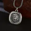 Pingente de prata 925 no atacado com pingente quadrado de leão em relevo, borda estampada, leão majestoso, joia vintage de prata tailandesa