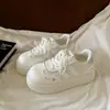 Tênis brancos de sola grossa para meninas, novo modelo 2026, mocassins versáteis de cadarço baixo, tênis casuais modernos de nicho