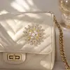 Moda liga strass girassol broche chapéu bolsa roupas acessórios senhoras temperamento fixo pino decorações