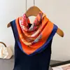 Pañuelo Cuadrado Estilo Europeo y Americano con Estampado Ecuestre Imitación Seda Chal Versátil Bufanda de Cuello de Gama Alta Pañuelo para la Cabeza Pañuelo de Seda Bufanda para Mujer
