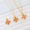 Nuevo Collar Colgante de Trébol de Cuatro Hojas con Filigrana Rojo Rubí Incrustado de Diamantes, Cadena para Clavícula de Diseño de Lujo Ligero de Nicho