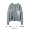 Cárdigan de punto de cachemira para otoño e invierno para mujer, nuevo estilo con poni bordado a mano, cuello redondo, corte holgado, adelgazante, suéter versátil, chaqueta bordada