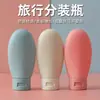 Kit de Viagem com Frasco para Cuidados Pessoais 4 em 1: Shampoo, Gel de Banho, Produtos para Cuidados com a Pele e Amostra Grátis.
