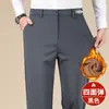 Pantalones casuales gruesos con forro polar para otoño e invierno, de pierna recta, pantalones de vestir sin arrugas, pantalones largos cálidos y amigables con la piel para hombres de mediana edad