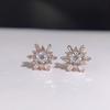 Aretes de oro blanco de 18 quilates con diamantes en forma de flor de coche, engastados con diamantes naturales, aretes de diamantes redondos, diamantes en escalera y diamantes cuadrados