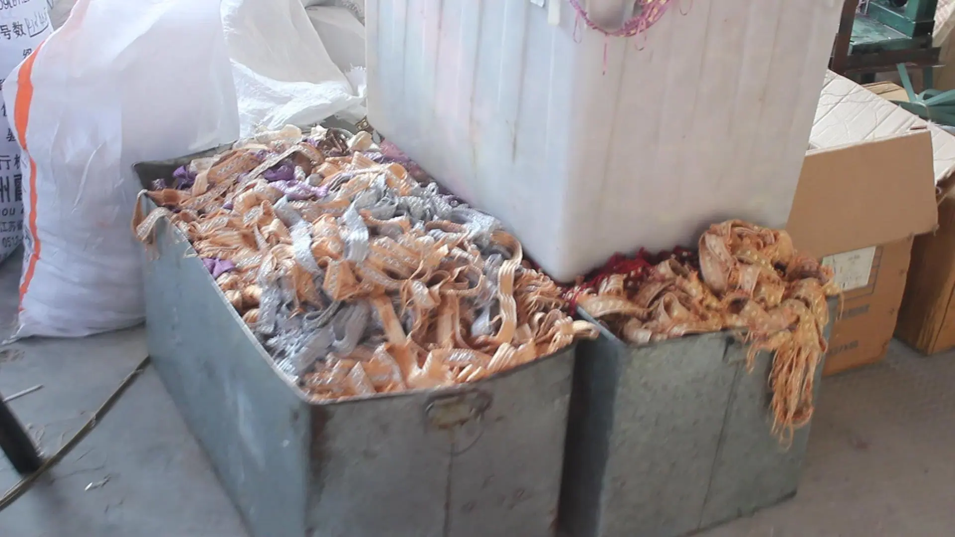 宁辉纺织花边与珠子加工过程_20144121315