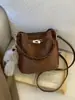 Otoño e Invierno Color Café Muy Popular Bolso Bandolera Tipo Cubo para Mujer 2025 Nuevo de Gama Alta Accesible Lujo Nicho Bolso Cruzado para Viajar