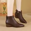 Novas botas de algodão outono e inverno 2026, com salto plataforma, bico fino, sola antiderrapante, palmilha macia e forro de fleece para aquecimento, tornando-as botinhas versáteis e estilosas para mulheres