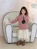 Novidades para o outono de 2026: Blusas infantis de cor sólida, doces e estilosas, cardigãs de tricô macios e fofos para meninas no início do outono