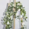 Decoración colgante interior de ratán de rosa simulada Decoración del hogar Flor artificial de rosa Arreglo para escena de boda Ratán de eucalipto