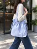 Bolsa de Lona con Rayas Verticales Frescas y Cierre de Cordón Estilo Coreano Alta Apariencia Gran Capacidad Bolso de Hombro Único o de Mano Bolsa para Clase de Estudiante
