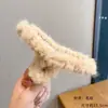 Presilhas de cabelo de pelúcia para outono e inverno para mulheres, acessórios de cabelo de luxo leve e de alta qualidade, presilhas elegantes para penteados presos, presilhas tipo tubarão estilo coreano para a parte de trás da cabeça
