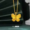 Oro Arena Vietnamita Cepillado Doble Capa Colgante Mariposa Mariposa Dorada Colgante Tridimensional Cobre Chapado en Oro Joyería para Mujer Fabricante Mayorista