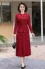 Elegante y versátil vestido de invierno para madres, nuevo estilo chino 2026, corte ajustado, rejuvenecedor, talla grande, vestido combinable
