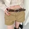Cinto Y2K vintage de personalidade nicho com tachas para mulheres, projetado para combinar com saias e jeans, com detalhes ondulados em couro