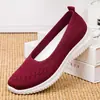 Sapatos baixos femininos trançados estilo Velho Pequim 2025, sapatos de calçar fácil para mães de meia-idade e idosas, respiráveis para primavera, outono e verão