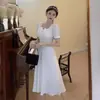Vestido Blanco Sencillo de Cuello Cuadrado Estilo Francés, Nuevo Modelo Verano 2026, Estilo Suave para Figuras Pequeñas, Ceñido a la Cintura, Elegante Vestido de Longitud Media