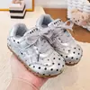 Novo Modelo Outono 2026 Sapatos Infantis para Meninas, Sapatos Simples de Solado Macio, Tênis com Cadarço de Bolinhas para Meninas, Sapatos Esportivos para Crianças