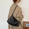Bolso de moda para mujer con patrón tejido vintage para debajo del brazo, nuevo modelo otoño 2026, sensación de alta gama, bolso de mano de un solo hombro, bolso pequeño cuadrado para el trabajo