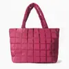 Bolso acolchado de un solo hombro estilo otoño e invierno moderno de alto valor, bolsa de plumón para debajo del brazo, bolso de hombro tipo tote ligero de gran capacidad